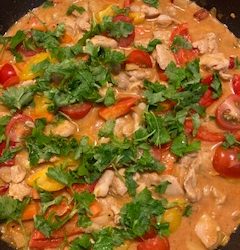 Thai ruoka kanaa punaisessa curry kastikkeessa