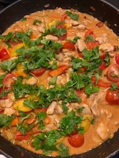 Thai ruoka kanaa punaisessa curry kastikkeessa